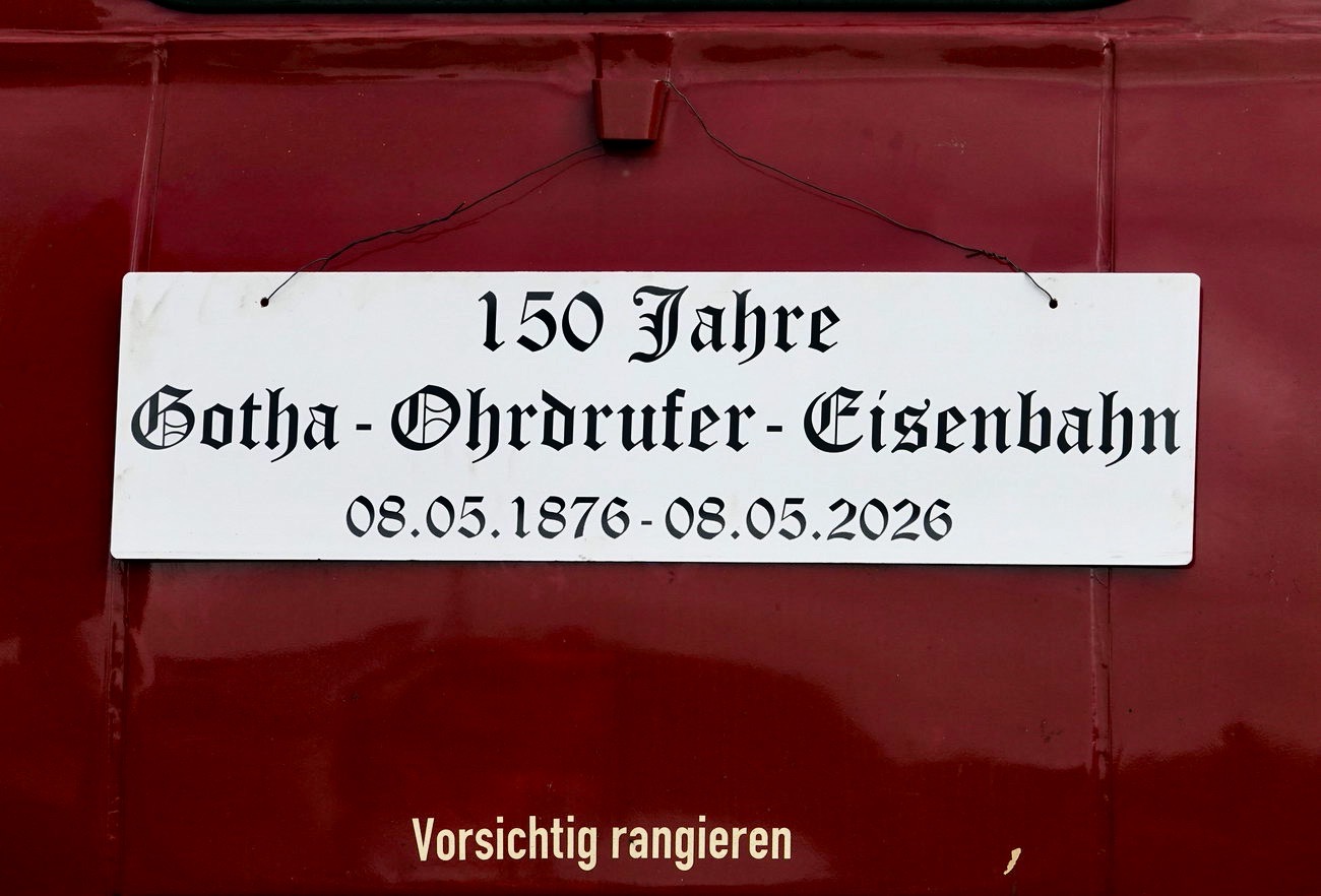 Eine am LVT 772 149 befestigte Jubiläumstafel erinnerte an das 150-jährige Bestehen der Strecke Gotha–Ohrdruf. 